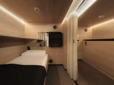 Cápsula adaptada inferior para personas con movilidad reducida en el salón GettSleep del Aeropuerto Madrid-Barajas (T4S)