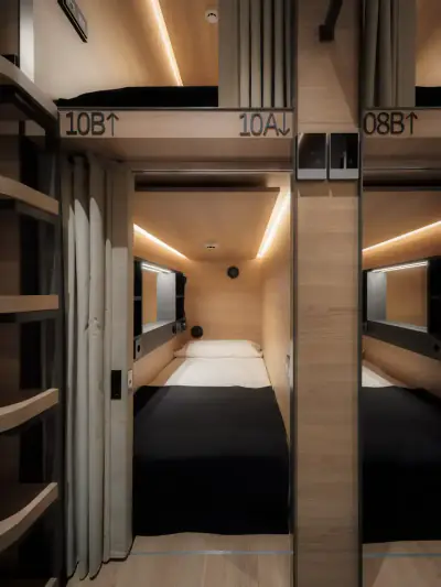 Cápsulas tipo cabina en el salón de recreación GettSleep del Aeropuerto Madrid-Barajas (T4S)