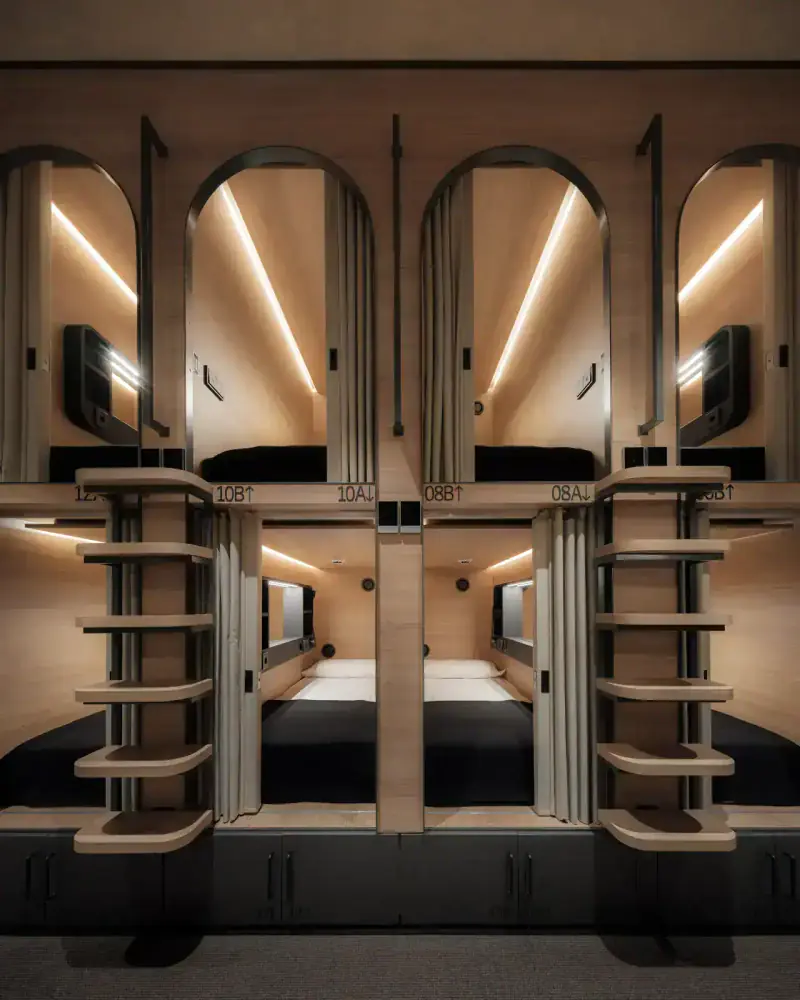 Pasillo de cápsulas del salón de recreación GettSleep en la Terminal 4 Satélite (T4S) del Aeropuerto Adolfo Suárez Madrid-Barajas