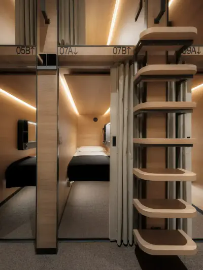 Cápsula confort inferior con cama cómoda y cortina de privacidad en el salón GettSleep del Aeropuerto Madrid-Barajas (T4S)