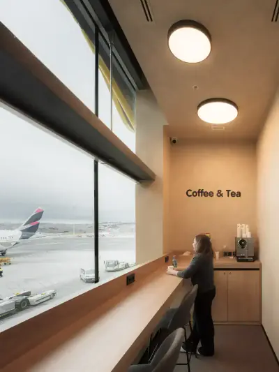 Zona común de coworking y descanso en el salón de recreación GettSleep del Aeropuerto Madrid-Barajas (T4S)