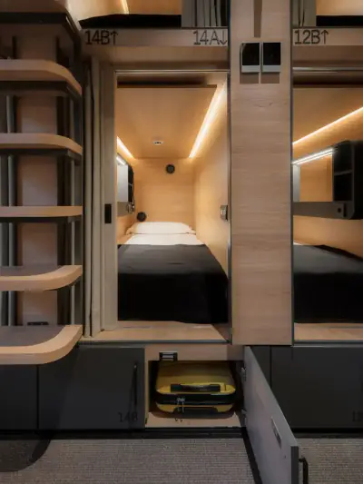 Cápsula estándar inferior con espacio para equipaje en el salón de recreación GettSleep del Aeropuerto Madrid-Barajas (T4S)