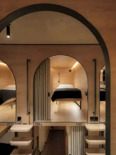 Cápsula suite confort+ superior, la más amplia, en el salón de recreación GettSleep del Aeropuerto Madrid-Barajas (T4S)